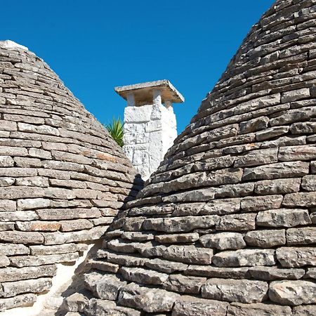 Trullo Giardino Fiorito Bed & Breakfast อัลเบโรเบลโล ภายนอก รูปภาพ