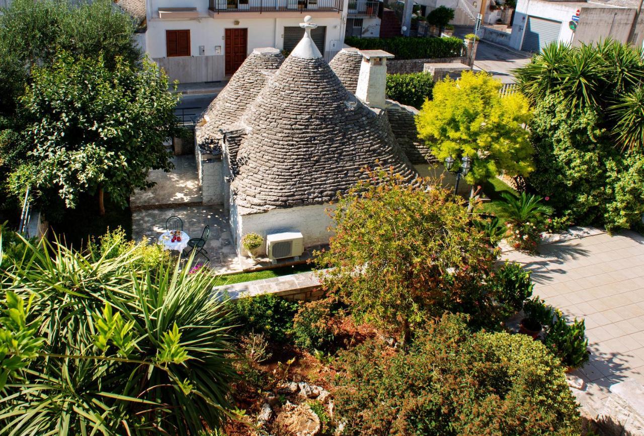 Trullo Giardino Fiorito Bed & Breakfast อัลเบโรเบลโล ภายนอก รูปภาพ