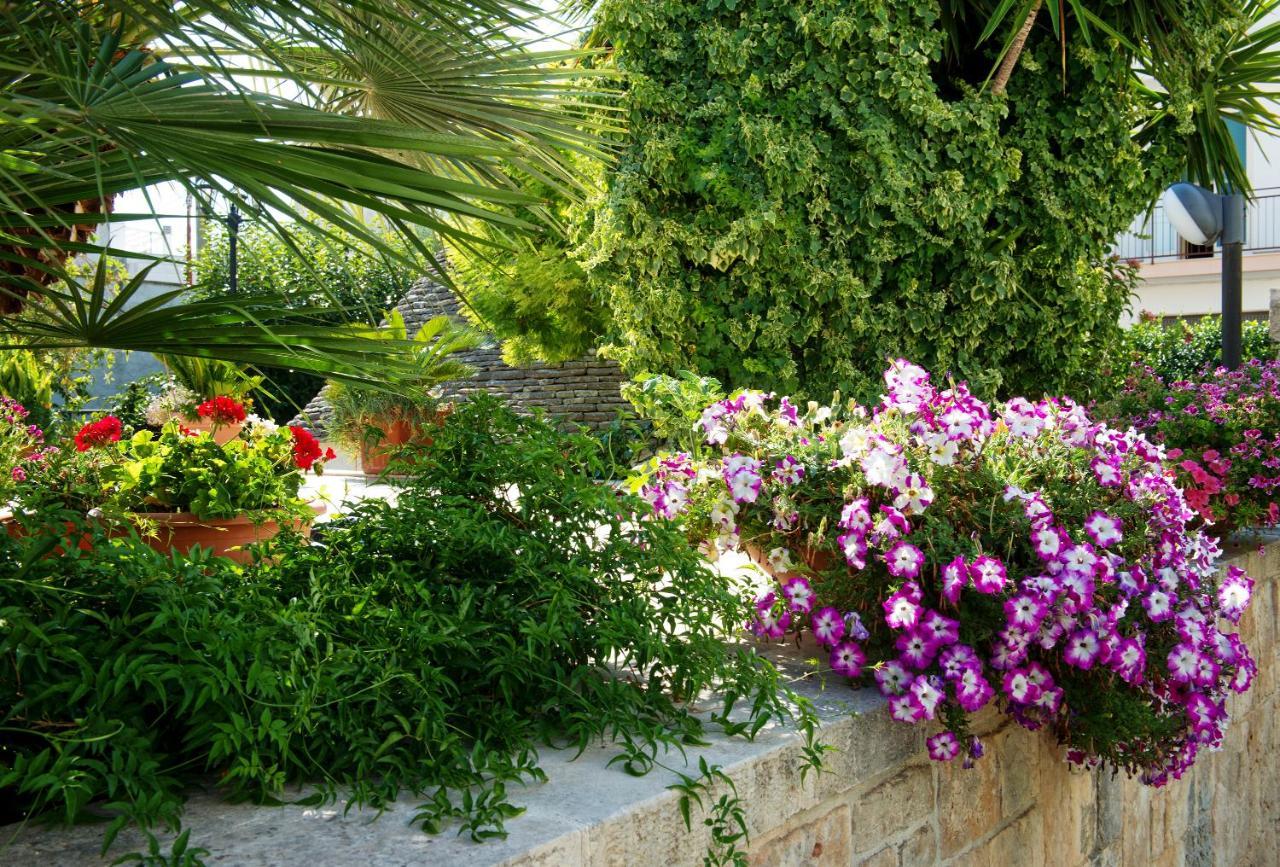 Trullo Giardino Fiorito Bed & Breakfast อัลเบโรเบลโล ภายนอก รูปภาพ