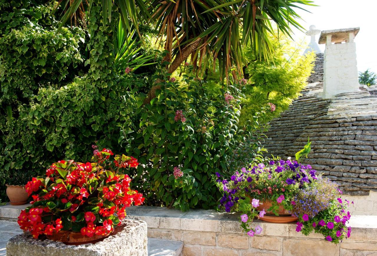 Trullo Giardino Fiorito Bed & Breakfast อัลเบโรเบลโล ภายนอก รูปภาพ