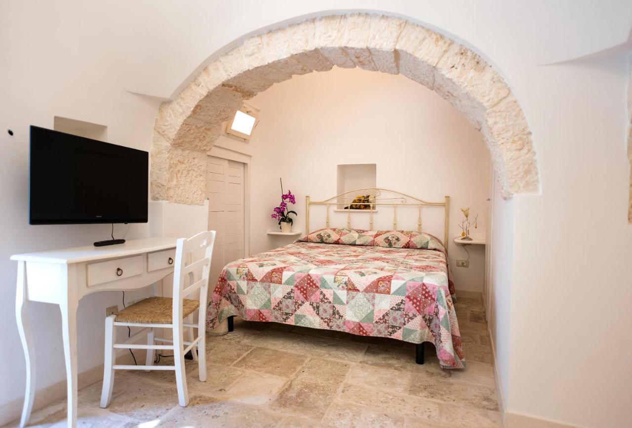 Trullo Giardino Fiorito Bed & Breakfast อัลเบโรเบลโล ภายนอก รูปภาพ