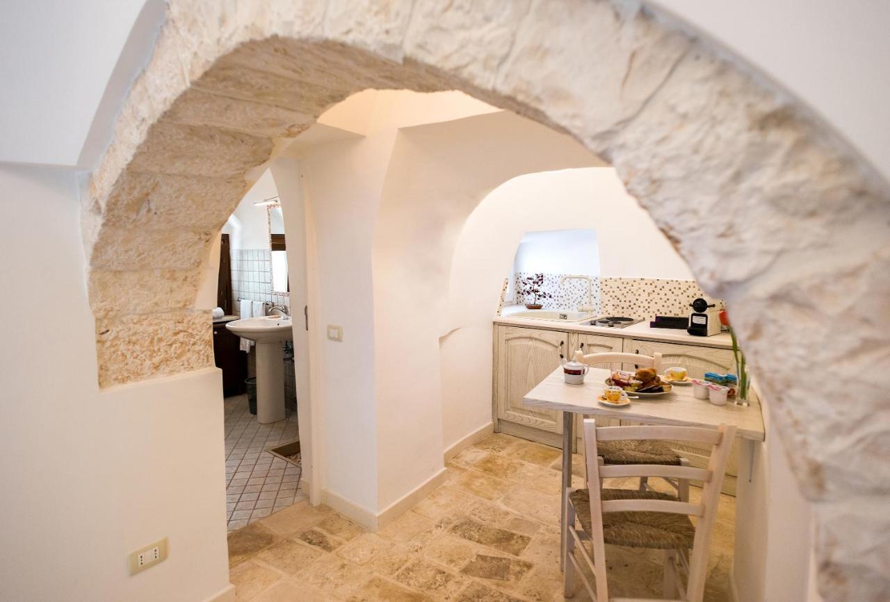 Trullo Giardino Fiorito Bed & Breakfast อัลเบโรเบลโล ภายนอก รูปภาพ