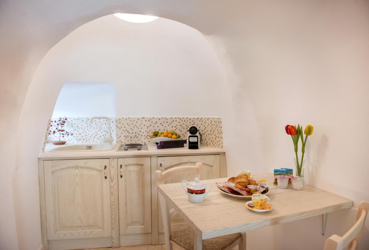 Trullo Giardino Fiorito Bed & Breakfast อัลเบโรเบลโล ภายนอก รูปภาพ
