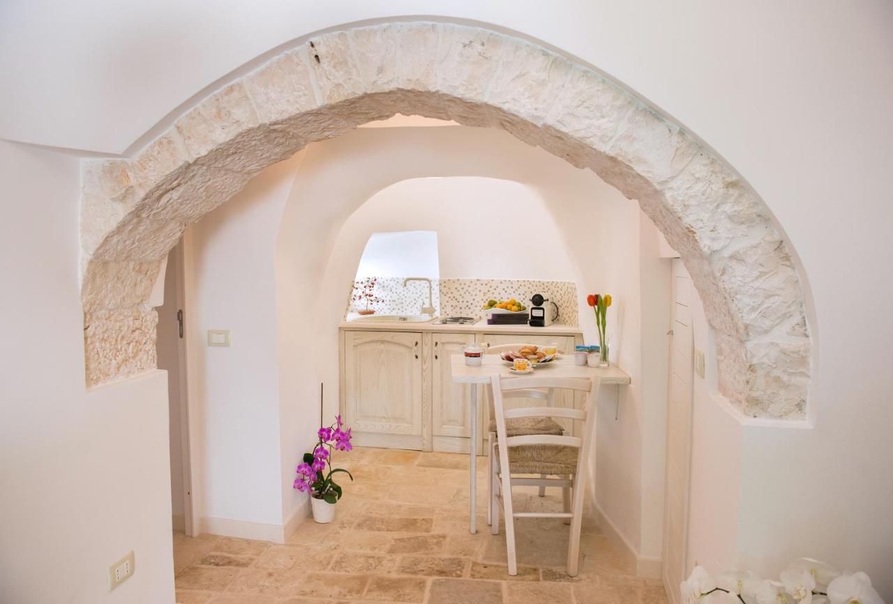 Trullo Giardino Fiorito Bed & Breakfast อัลเบโรเบลโล ภายนอก รูปภาพ